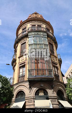 Edificio dietro l'angolo in Calle Castelar a Siviglia, Andalusia, Spagna Foto Stock