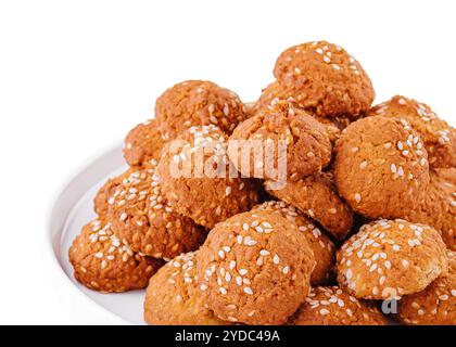 Biscotti dolci con semi di sesamo nel piatto Foto Stock