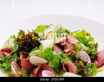 Insalata di roast beef con mix verde sul piatto Foto Stock