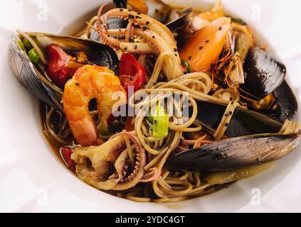 Spaghetti a base di pesce con gamberetti, squis, cozze e pomodori Foto Stock