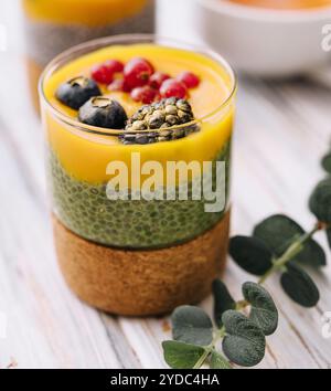 Budino di chia alla curcuma di mango con frutti di bosco Foto Stock