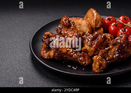 Deliziose ali di pollo al forno croccanti in salsa teriyaki Foto Stock