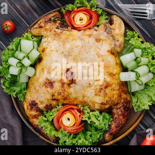 Vista dall'alto del pollo arrosto con verdure fresche Foto Stock