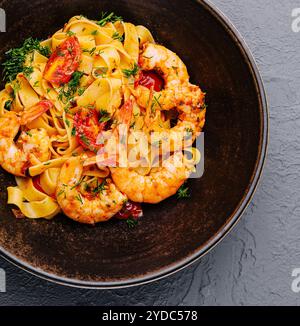 Pasta italiana con gamberetti nel recipiente Foto Stock