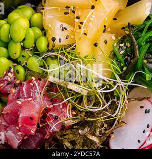 Tonno di Hawaiian poke insalata in ciotola vista superiore Foto Stock