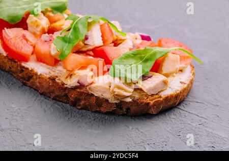 Bruschetta con antipasti italiani con pollo alla griglia Foto Stock