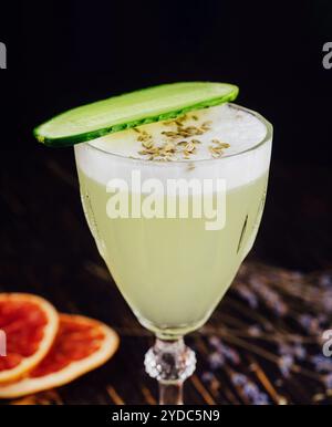 Cocktail alcolico verde con cetriolo Foto Stock