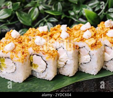 Sushi roll giapponese su piatto di ardesia nera Foto Stock