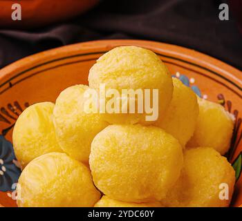 palline di formaggio con aglio all'interno del recipiente Foto Stock