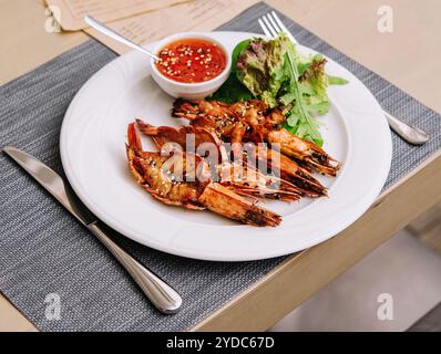 Gamberi grigliati con insalata e vino Foto Stock