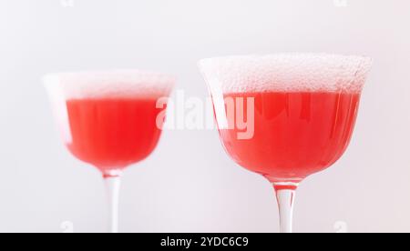 Cocktail alcolico Mimosa con succo rosso e champagne secco Foto Stock