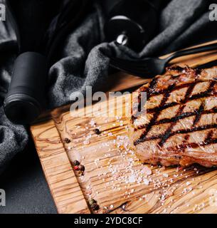 Grigliata di controfiletto tagliata sul bordo di taglio su tavolo di pietra Foto Stock