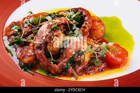 Polpo fritto e capesante in salsa di pomodoro Foto Stock