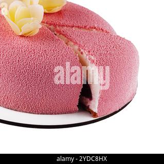 Torta al formaggio rosa su piatto bianco Foto Stock