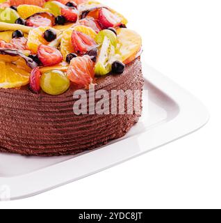 Torta al cioccolato con frutti di bosco decorati e frutta sul piatto Foto Stock