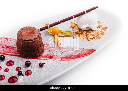 Piatto bianco con torta fondente al cioccolato Foto Stock