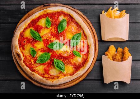 Pizza Margherita con basilico e patatine fritte, Nuggets Foto Stock