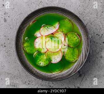 Zuppa fredda estiva - okroshka in una ciotola di ceramica Foto Stock