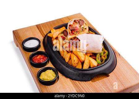 Involtino di manzo vegetariano con patatine fritte e verdure Foto Stock