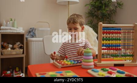 Bambino che gioca con giocattoli educativi in un luminoso ambiente infantile interno che mostra adorabili momenti dell'infanzia Foto Stock