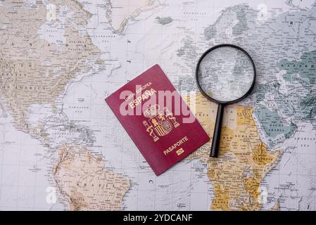 Sfondo concettuale per viaggiare con passaporto, lente d'ingrandimento, mappa del mondo e denaro Foto Stock