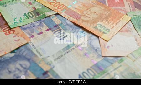 Banconote sudafricane, con nelson mandela, sparse da vicino, che mostravano una varietà di rands colorate del Sud africa in un tema finanziario. Foto Stock