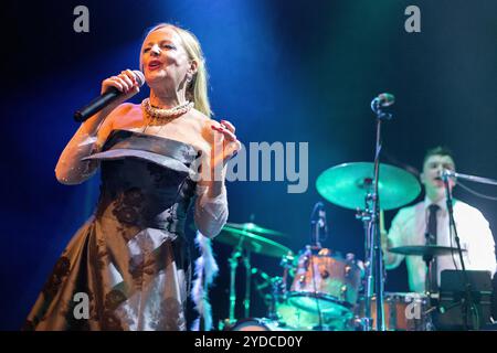 Exeter, Regno Unito. 25 ottobre Altered Images fronteggiato da Clare Grogan, si esibiscono all'Exeter Phoenix, come parte del loro tour nel Regno Unito, per promuovere il loro ultimo album "Mascara Streakz". La band scozzese New Wave/ Post-punk ha avuto un grande successo negli anni '1980, tra cui Happy Birthday, che ha raggiunto la posizione numero due nel 1981 e altri cinque singoli top 40 e tre album top 30. Credito: Mark Passmore/Alamy Live News Foto Stock