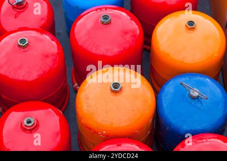 Metallo lucido di bombole a gas. Orizzontale colpo all'aperto Foto Stock