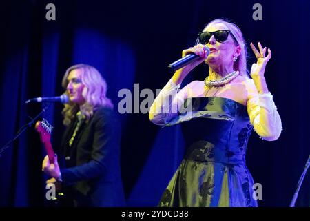 Exeter, Regno Unito. 25 ottobre Altered Images fronteggiato da Clare Grogan, si esibiscono all'Exeter Phoenix, come parte del loro tour nel Regno Unito, per promuovere il loro ultimo album "Mascara Streakz". La band scozzese New Wave/ Post-punk ha avuto un grande successo negli anni '1980, tra cui Happy Birthday, che ha raggiunto la posizione numero due nel 1981 e altri cinque singoli top 40 e tre album top 30. Credito: Mark Passmore/Alamy Live News Foto Stock