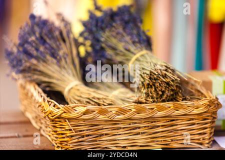 Mazzi di fiori di lavanda in vendita all'aperto il mercato francese Foto Stock