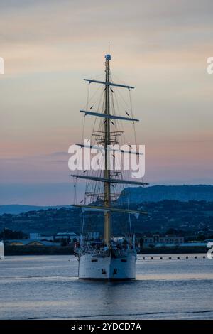 Sicilia, Italia. 25 ottobre 2024. Star Flyer, una nave Star Clipper, lascia il porto mentre il sole tramonta sul porto. Si tratta di moderne navi da crociera create per i passeggeri che amano le tradizioni dell'era delle navi a vela. Le navi sono lunghe 115 metri e trasportano 166 ospiti. Autunno a Siracusa, Sicilia, Italia. Crediti: Guy Bell/Alamy Live News Foto Stock