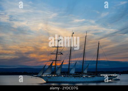 Sicilia, Italia. 25 ottobre 2024. Star Flyer, una nave Star Clipper, lascia il porto mentre il sole tramonta sul porto. Si tratta di moderne navi da crociera create per i passeggeri che amano le tradizioni dell'era delle navi a vela. Le navi sono lunghe 115 metri e trasportano 166 ospiti. Autunno a Siracusa, Sicilia, Italia. Crediti: Guy Bell/Alamy Live News Foto Stock