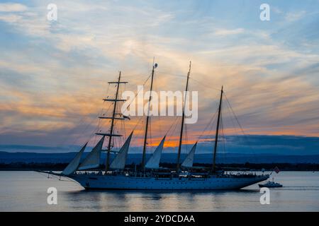 Sicilia, Italia. 25 ottobre 2024. Star Flyer, una nave Star Clipper, lascia il porto mentre il sole tramonta sul porto. Si tratta di moderne navi da crociera create per i passeggeri che amano le tradizioni dell'era delle navi a vela. Le navi sono lunghe 115 metri e trasportano 166 ospiti. Autunno a Siracusa, Sicilia, Italia. Crediti: Guy Bell/Alamy Live News Foto Stock