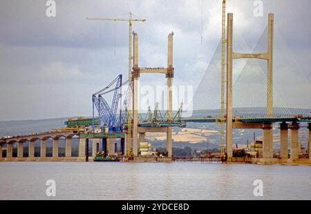 La gru Lampson Translift che solleva una sezione del ponte stradale sul lato gallese del ponte Foto Stock