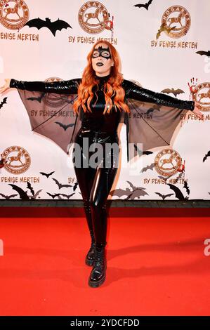 Tara Tabitha bei der Hogarts x Denise Merten Halloween Party im Hogarts Circus Caffee. Berlino, 25.10.2024 *** Tara Tabitha alla festa di Halloween Hogarts x Denise Merten all'Hogarts Circus caffè Berlin, 25 10 2024 foto:Xn.xKubelkax/xFuturexImagex halloweenparty 4010 Foto Stock