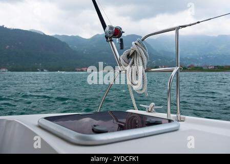 Canna da pesca e mulinello su uno yacht Foto Stock