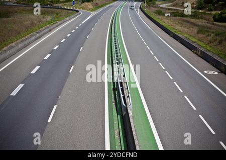 Autostrada che attraversa la Francia in estate Foto Stock