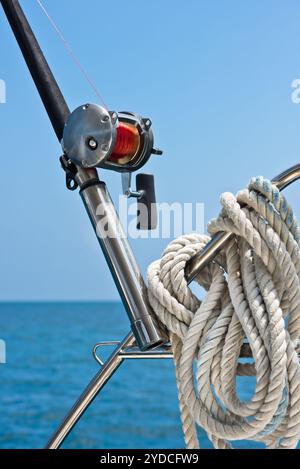 Canna da pesca e mulinello su uno yacht Foto Stock