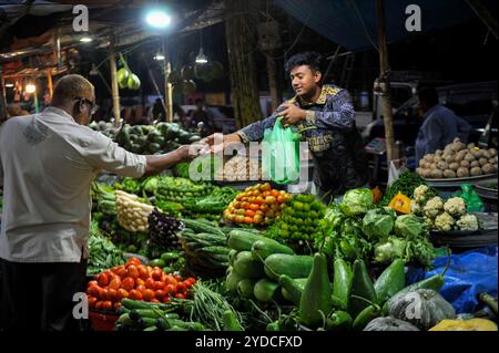 Un mercato di verdure locale a Sylhet. Il governo prevede di vendere alcune verdure a prezzi sovvenzionati a gruppi a basso reddito come parte di un progetto pilota nella capitale. Nell’ambito del piano, verdure come patate, cipolle e peperoncini verdi saranno acquistate direttamente dagli agricoltori e vendute attraverso le vendite all’aperto (OMS) in luoghi designati in zone a basso reddito. Sylhet, Bangladesh. Foto Stock