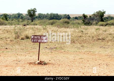 Marcatore internazionale di confine che separa Kenya e Tanzania, Africa Foto Stock