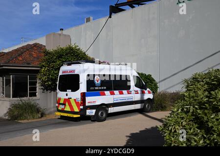 Ambulanza Victoria Clinic servizi di trasporto veicolo, un Mercedes Benz Sprinter 419 CDI, parcheggiato fuori da un deposito di ambulanze durante una giornata di sole Foto Stock