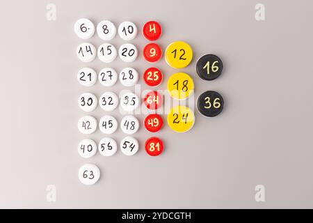 vista dall'alto delle tazze di bottiglie di plastica con i numeri, entra nel progetto creativo per imparare la tabella di moltiplicazione con i bambini, fare pratica e padroneggiare il tavolo degli orari Foto Stock