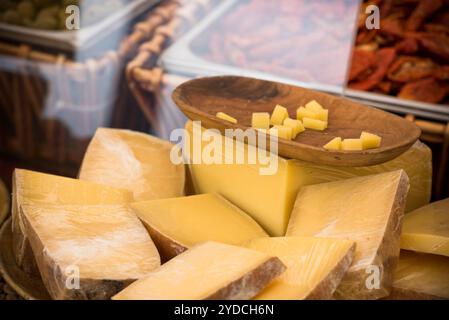 Pezzi di formaggi diversi in un mercato europeo locale Foto Stock