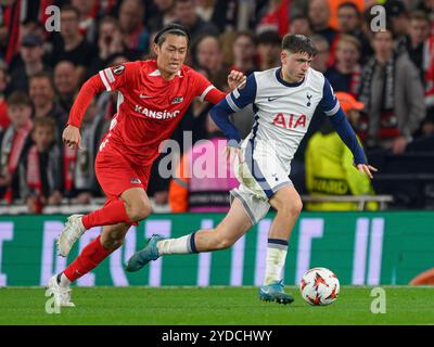 Londra, Regno Unito. 19 ottobre 2024. Londra, Inghilterra - 24 ottobre: Mikey Moore (destra) del Tottenham Hotspur sotto la pressione di AZ Seiya Maikuma (sinistra) durante la partita di UEFA Europa League 2024/25 tra Tottenham Hotspur e AZ Alkmaar al Tottenham Hotspur Stadium il 24 ottobre 2024 a Londra, Inghilterra. (David Horton/SPP) credito: SPP Sport Press Photo. /Alamy Live News Foto Stock