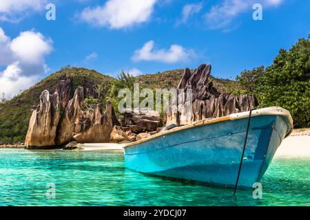 Spiaggia tropicale sull'isola di Curieuse alle Seychelles Foto Stock