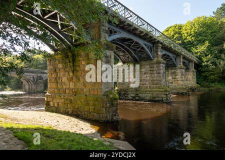 Crook o' Lune nel Lancashire, Inghilterra settentrionale. Un luogo popolare per passeggiare dove il fiume Lune si piega a ferro di cavallo attraversato da ponti. Foto Stock