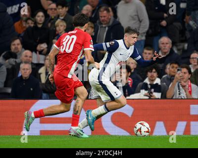 Londra, Regno Unito. 19 ottobre 2024. Londra, Inghilterra - 24 ottobre: Mikey Moore del Tottenham Hotspur (a destra) sotto la pressione di AZ Denso Kasius durante la partita di UEFA Europa League 2024/25 tra Tottenham Hotspur e AZ Alkmaar al Tottenham Hotspur Stadium il 24 ottobre 2024 a Londra, Inghilterra. (David Horton/SPP) credito: SPP Sport Press Photo. /Alamy Live News Foto Stock