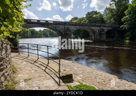 Crook o' Lune nel Lancashire, Inghilterra settentrionale. Un luogo popolare per passeggiare dove il fiume Lune si piega a ferro di cavallo attraversato da ponti. Foto Stock