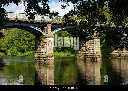 Crook o' Lune nel Lancashire, Inghilterra settentrionale. Un luogo popolare per passeggiare dove il fiume Lune si piega a ferro di cavallo attraversato da ponti. Foto Stock