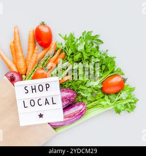 Verdure biologiche fresche in borsa per la spesa artigianale Foto Stock